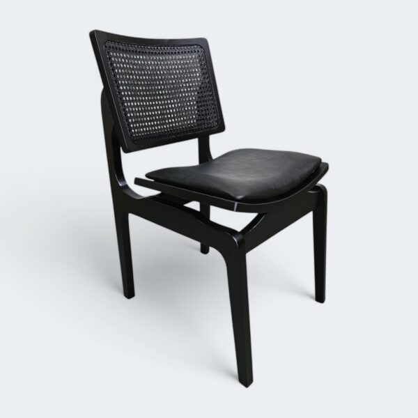 1 Cadeira Florença Preto com Estofado em Courissimo Preto e Encosto Rattan