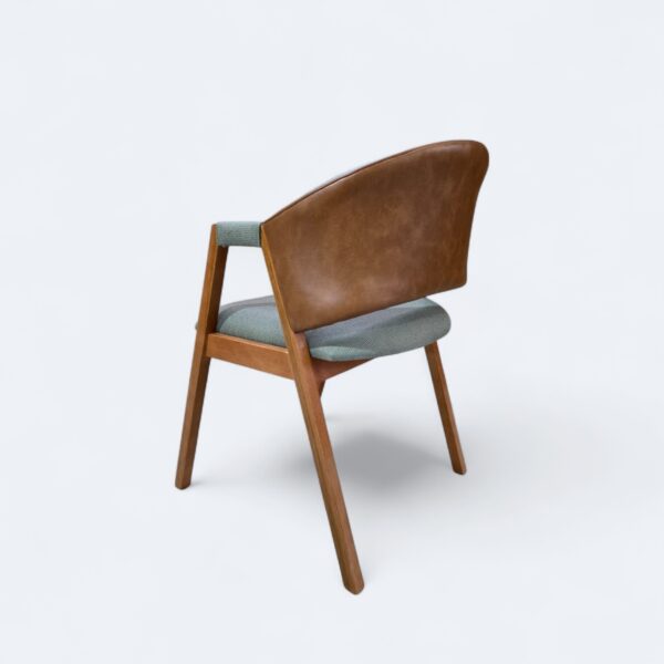 Cadeira London Amêndoa com Estofado em Linho Verde com Courissimo Caramelo