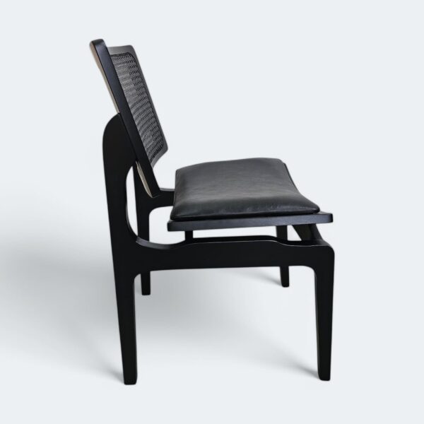 2 Cadeira Florença Preto com Estofado em Courissimo Preto e Encosto Rattan