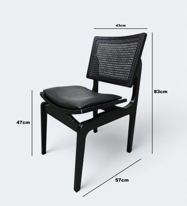 3 Cadeira Florença Preto com Estofado em Courissimo Preto e Encosto Rattan