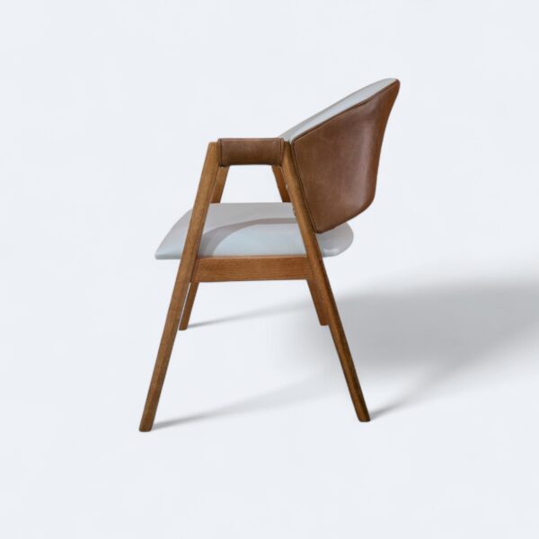 Cadeira London Amêndoa com Estofado em Courissimo Bege com Courissimo Caramelo