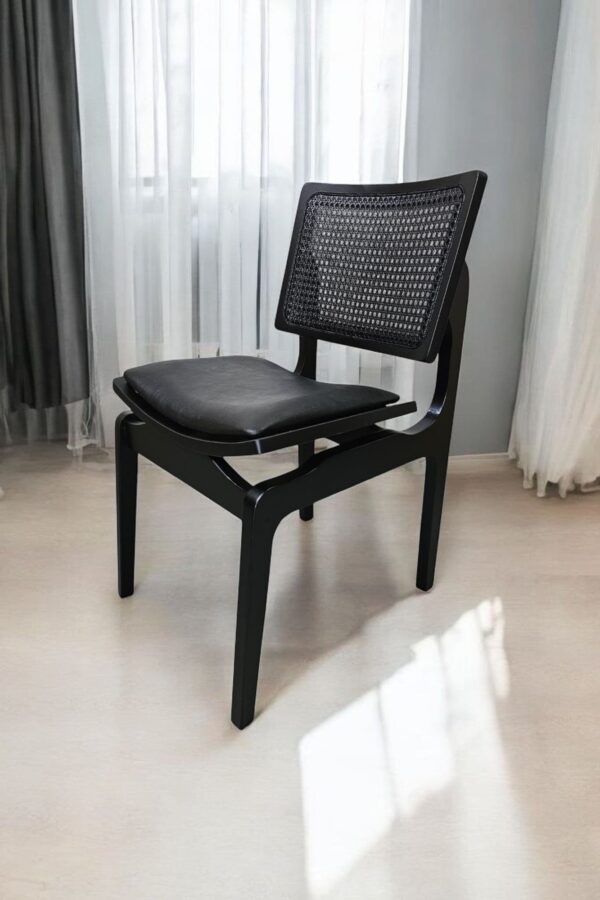 WhatsApp Image 2025-04-15 at 09.13.38 (1) Cadeira Florença Preto com Estofado em Courissimo Preto e Encosto Rattan