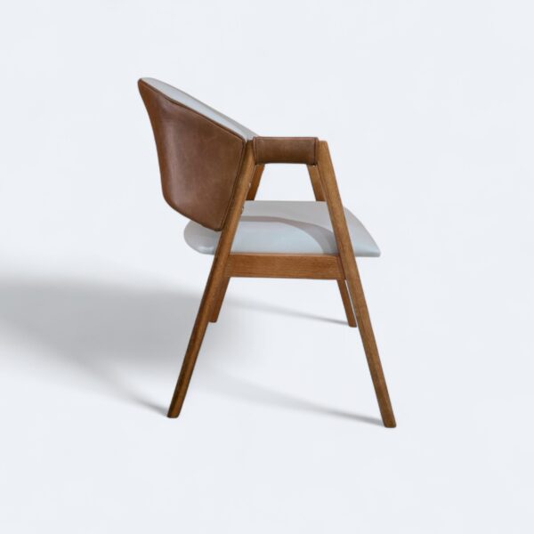 Cadeira London Amêndoa com Estofado em Courissimo Bege com Courissimo Caramelo