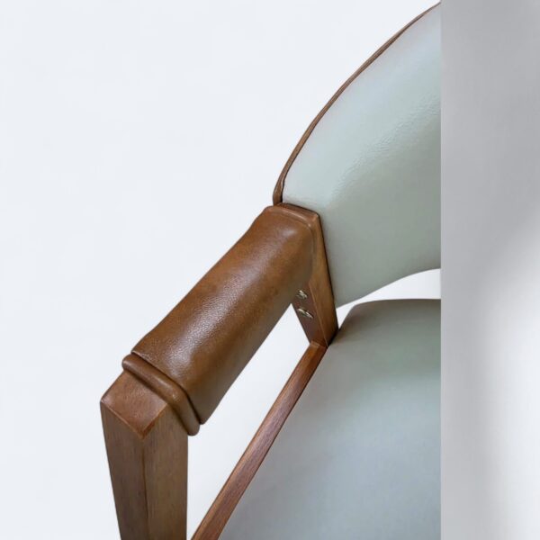 Cadeira London Amêndoa com Estofado em Courissimo Bege com Courissimo Caramelo