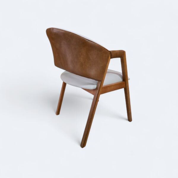 Cadeira London Amêndoa com Estofado em Courissimo Bege com Courissimo Caramelo