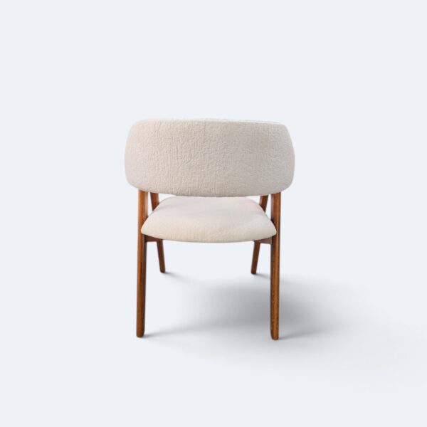 Cadeira Safira Amêndoa com Estofado em Tecido na Concha em Boucle Branco