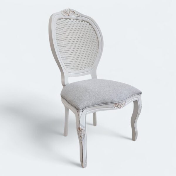 Poltrona Medalhão Entalhada Branco Desgastado em Tecido Linho Cinza com Rattan