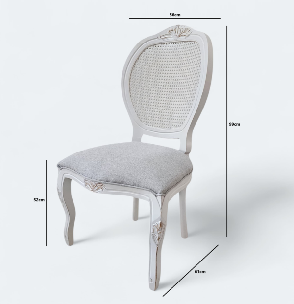 Poltrona Medalhão Entalhada Branco Desgastado em Tecido Linho Cinza com Rattan