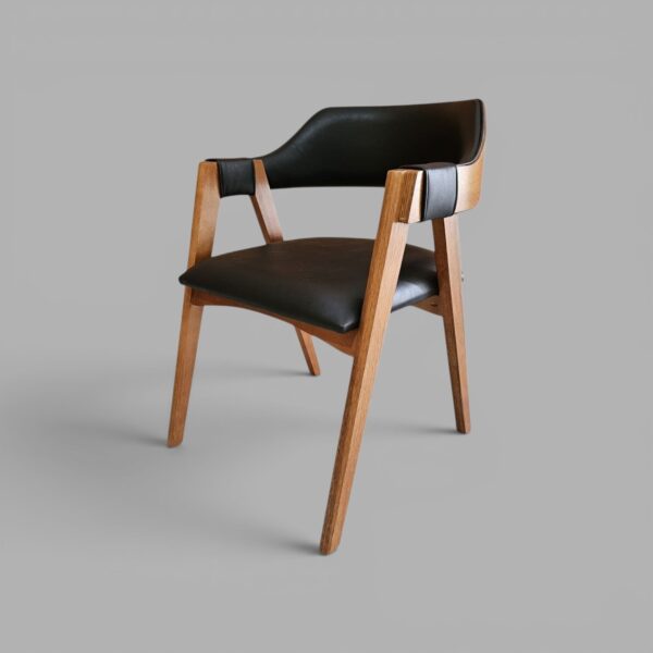 Conjunto Treviso Amendoa 260×130 + 08 Cadeira Safira Amêndoa com estofado em Courissimo Preto