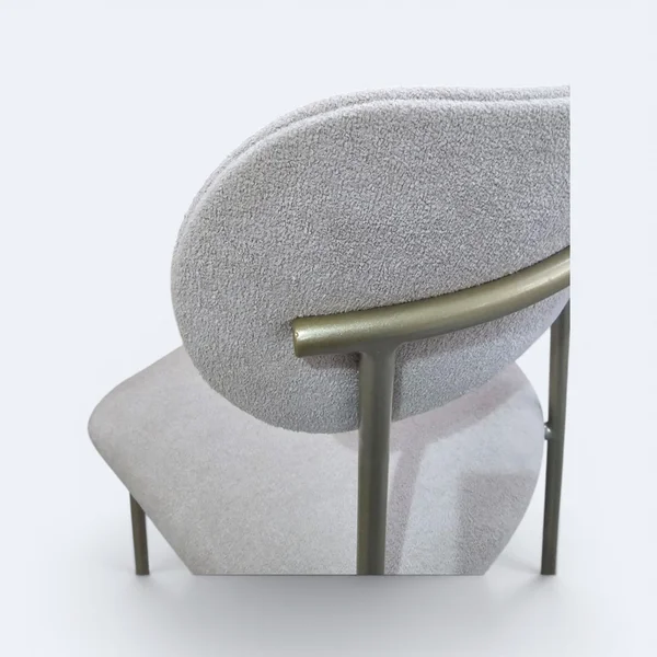 Cadeira Serena em Metal Champagne com Estofado em Boucle Bege