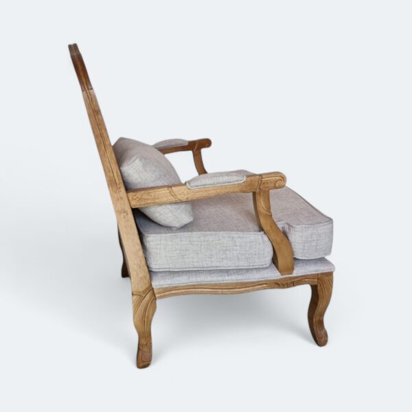 Poltrona King Amêndoa com Estofado em Linho Cinza e Encosto Rattan