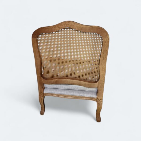 Poltrona King Amêndoa com Estofado em Linho Cinza e Encosto Rattan