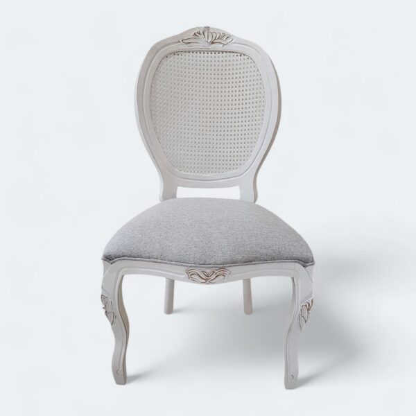 Poltrona Medalhão Entalhada Branco Desgastado em Tecido Linho Cinza com Rattan