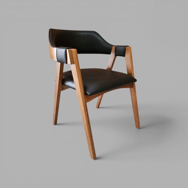 Conjunto Treviso Amendoa 260×130 + 08 Cadeira Safira Amêndoa com estofado em Courissimo Preto