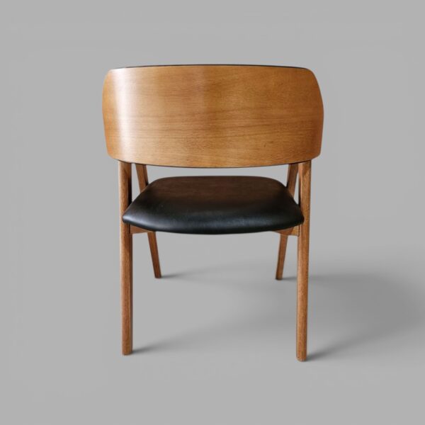 Conjunto Treviso Amendoa 260×130 + 08 Cadeira Safira Amêndoa com estofado em Courissimo Preto