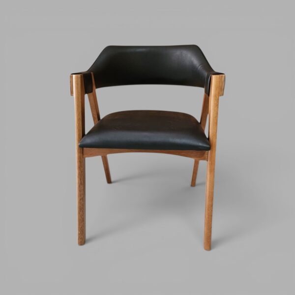 Conjunto Treviso Amendoa 260×130 + 08 Cadeira Safira Amêndoa com estofado em Courissimo Preto