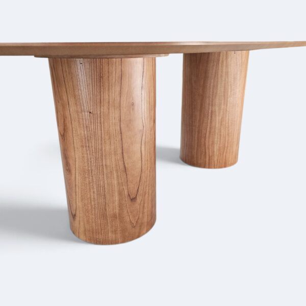 Conjunto Treviso Amendoa 260×130 + 08 Cadeira Safira Amêndoa com estofado em Courissimo Preto