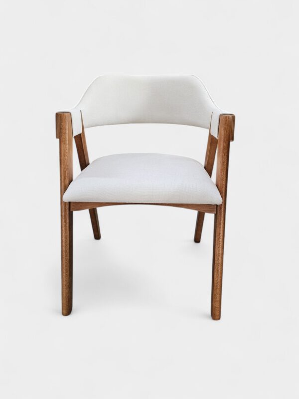 WhatsApp Image 2025-07-23 at 14.48-Photoroom (2) Conjunto Emirados Amêndoa com Tampo Vidro Off White 160x90 + 04 Cadeiras Safira Courissimo Bege