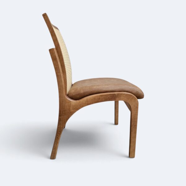 Cadeira Milano em Madeira Maciça Amêndoa com Estofado em Courissimo Caramelo e Encosto de Rattan