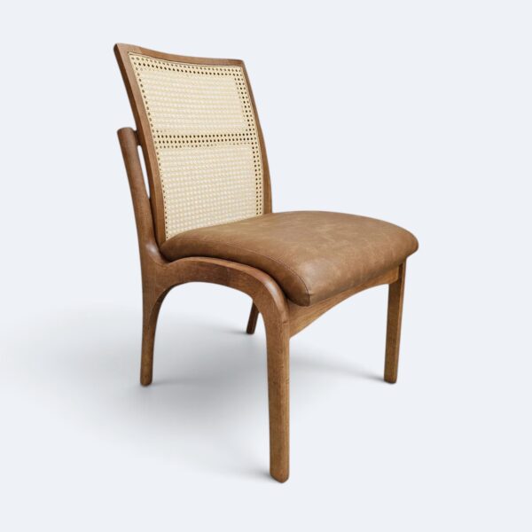 Cadeira Milano em Madeira Maciça Amêndoa com Estofado em Courissimo Caramelo e Encosto de Rattan