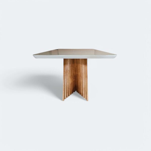WhatsApp Image 2025-03-13 at 10.30.31 (1) Mesa Dubai com Base Ripada Amêndoa e Tampo Vidro Off White 200 x 100