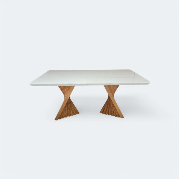 WhatsApp Image 2025-03-13 at 10.30.31 (2) Mesa Dubai com Base Ripada Amêndoa e Tampo Vidro Off White 200 x 100