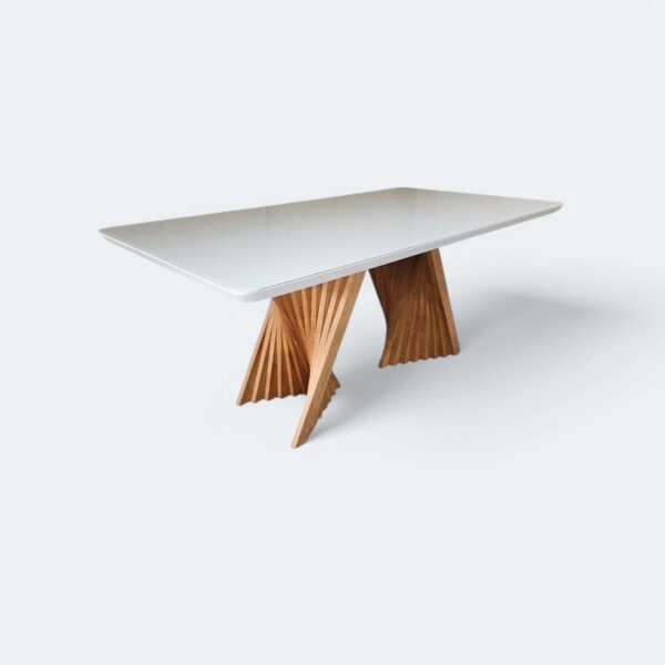 WhatsApp Image 2025-03-13 at 10.30.32 (1) Mesa Dubai com Base Ripada Amêndoa e Tampo Vidro Off White 200 x 100