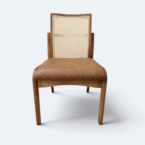 Cadeira Milano em Madeira Maciça Amêndoa com Estofado em Courissimo Caramelo e Encosto de Rattan