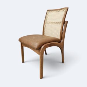 Cadeira Milano em Madeira Maciça Amêndoa com Estofado em Courissimo Caramelo e Encosto de Rattan
