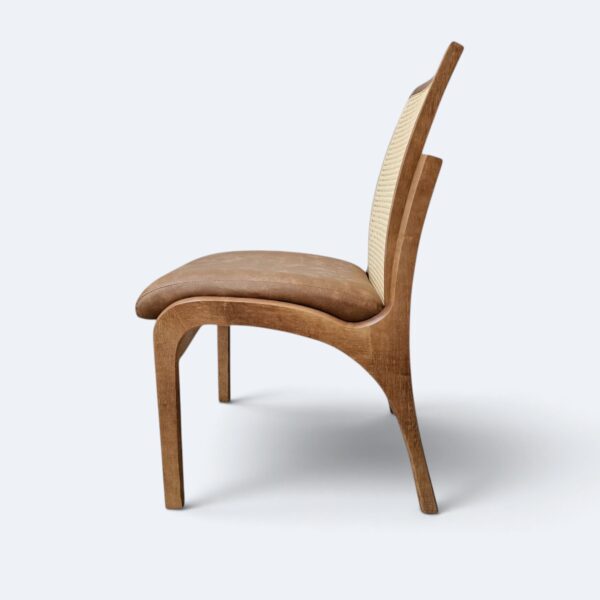 Cadeira Milano em Madeira Maciça Amêndoa com Estofado em Courissimo Caramelo e Encosto de Rattan