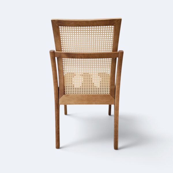 Cadeira Milano em Madeira Maciça Amêndoa com Estofado em Courissimo Caramelo e Encosto de Rattan
