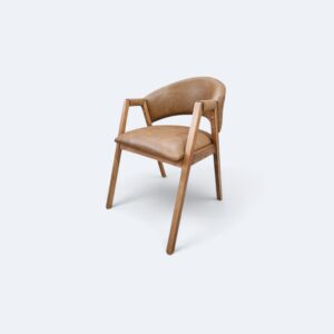 Cadeira London Madeira Maciça Amêndoa com Estofado em Courissimo Caramelo e detalhe Canelado