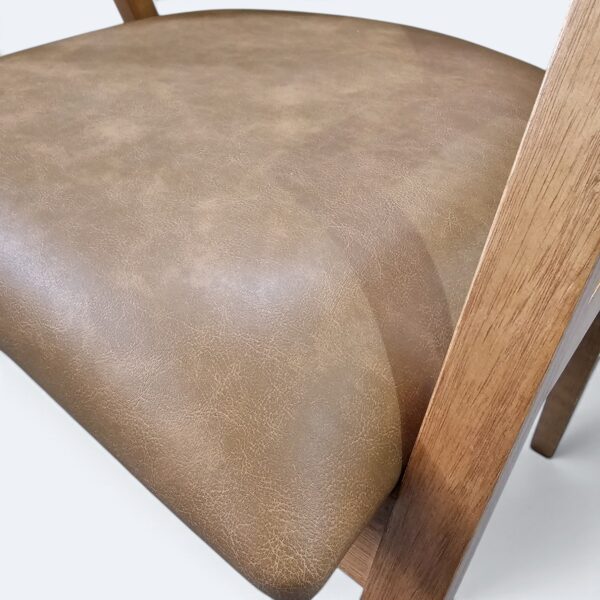 Cadeira London Madeira Maciça Amêndoa com Estofado em Courissimo Caramelo e detalhe Canelado