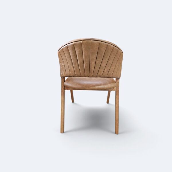 Cadeira London Madeira Maciça Amêndoa com Estofado em Courissimo Caramelo e detalhe Canelado