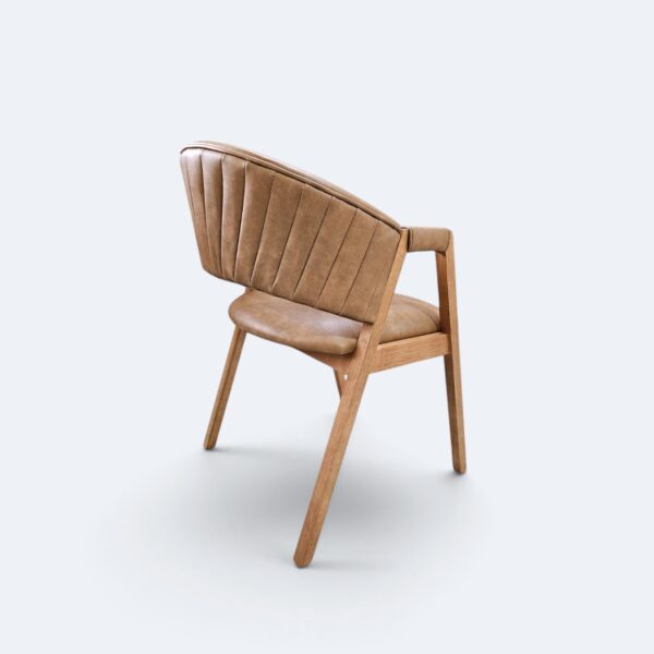 Cadeira London Madeira Maciça Amêndoa com Estofado em Courissimo Caramelo e detalhe Canelado