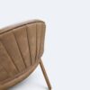 Cadeira London Madeira Maciça Amêndoa com Estofado em Courissimo Caramelo e detalhe Canelado