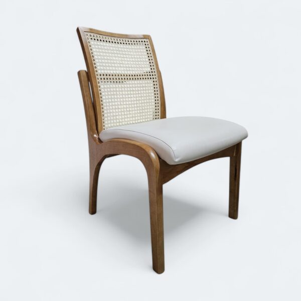 Cadeira Milano em Madeira Maciça Amendoa com Estofado em Courissimo Branco e Encosto Rattan