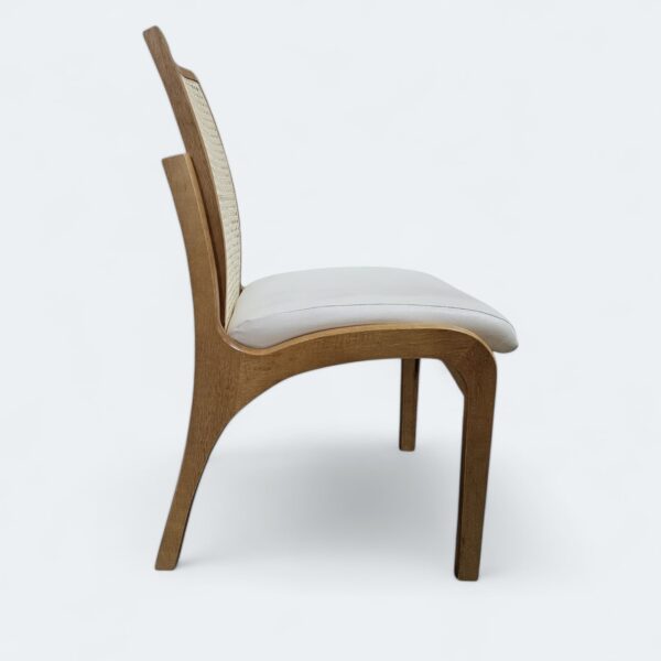 Cadeira Milano em Madeira Maciça Amendoa com Estofado em Courissimo Branco e Encosto Rattan