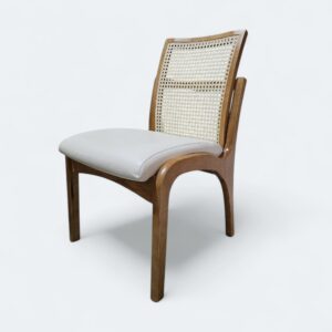 03 Cadeira Milano em Madeira Maciça Amendoa com Estofado em Courissimo Branco e Encosto Rattan