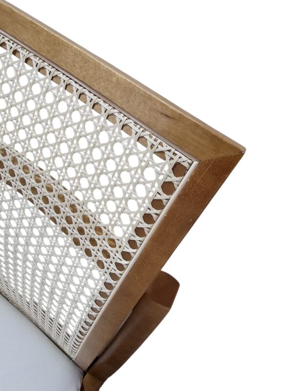 Cadeira Milano em Madeira Maciça Amendoa com Estofado em Courissimo Branco e Encosto Rattan