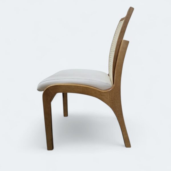 Cadeira Milano em Madeira Maciça Amendoa com Estofado em Courissimo Branco e Encosto Rattan