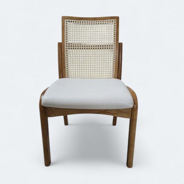 Cadeira Milano em Madeira Maciça Amendoa com Estofado em Courissimo Branco e Encosto Rattan