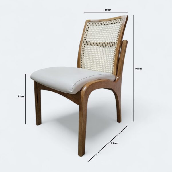 Cadeira Milano em Madeira Maciça Amendoa com Estofado em Courissimo Branco e Encosto Rattan