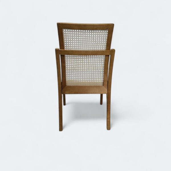 Cadeira Milano em Madeira Maciça Amendoa com Estofado em Courissimo Branco e Encosto Rattan
