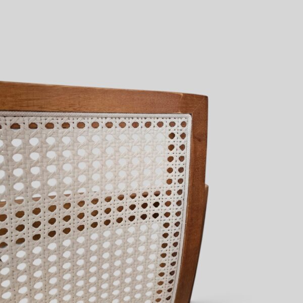 Banqueta Milano em Madeira Maciça Amêndoa com Estofado e Courissimo Gelo com Rattan