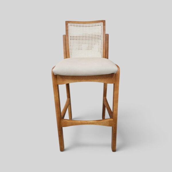 Banqueta Milano em Madeira Maciça Amêndoa com Estofado e Courissimo Gelo com Rattan