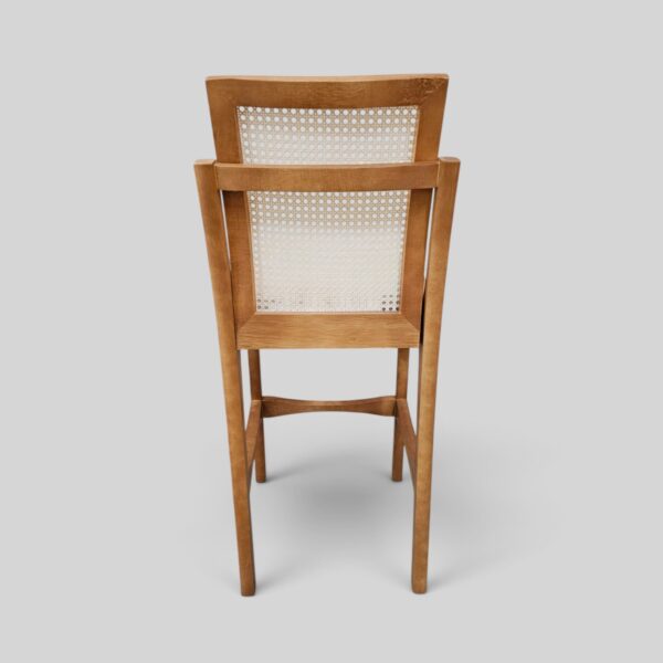 Banqueta Milano em Madeira Maciça Amêndoa com Estofado e Courissimo Gelo com Rattan
