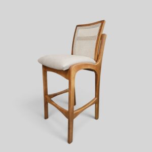 Banqueta Milano em Madeira Maciça Amêndoa com Estofado e Courissimo Gelo com Rattan